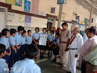 Railway staff apreciating the effort of students